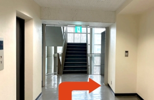 エレベーターを上がり5Fへ。正面左に階段があります。